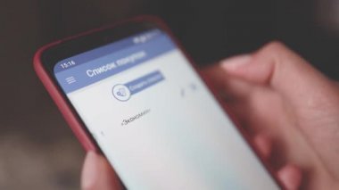 Kadın bir uygulamadan alışveriş listesi yapıyor. Telefonla süpermarketten alışveriş için. Cep telefonu ekranını kapat. Eline odaklan.