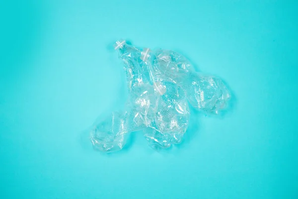Använda Skrumpna Plastflaskor Blå Bakgrund Ekologiproblem Högst Upp Uppfattat Utrymme — Stockfoto