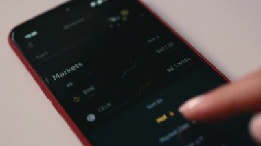 İşadamı, borsa uygulamasını cep telefonunda işlem yapmak için kullanıyor. Şifreleme para bağlantısı ağ kavramı.