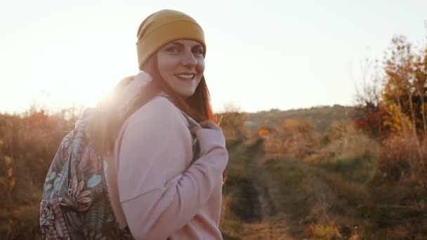 Túrázó fiatal nő hátizsák emelkedik a hegytetőre őszi táj háttér, élvezi a gyönyörű táj — Stock videók