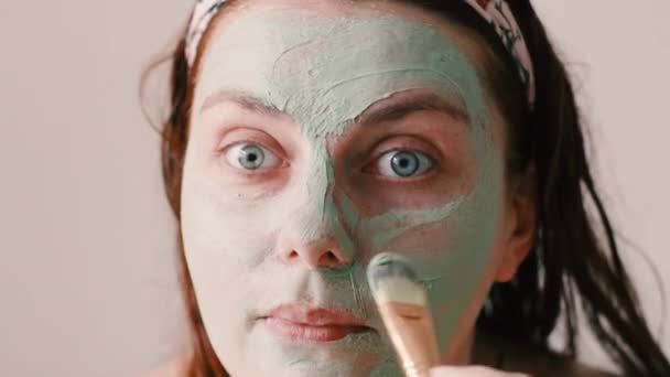 Piękna kobieta nakładająca maskę na twarz. Koncepcja pielęgnacji skóry — Wideo stockowe