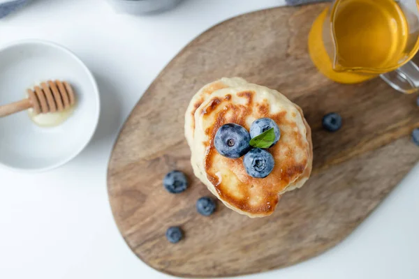 Blaubeer Pfannkuchen Serviert Mit Honigsirup Und Frischen Blaubeeren Auf Holz — Stockfoto