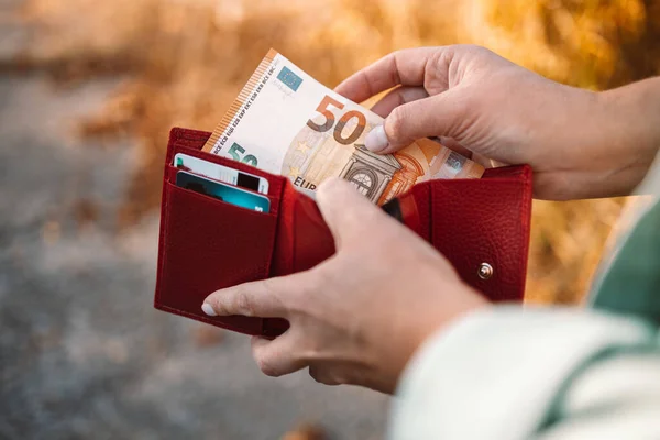 Крупным Планом Деловая Женщина Держит Руках Красный Кожаный Бумажник Евро — стоковое фото