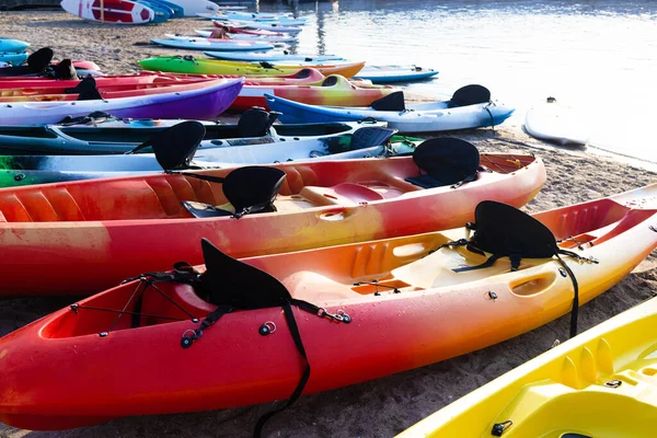 Kleurrijke Plactische Kajaks Kano Een Strand Zand Huur Voor Toeristen — Stockfoto