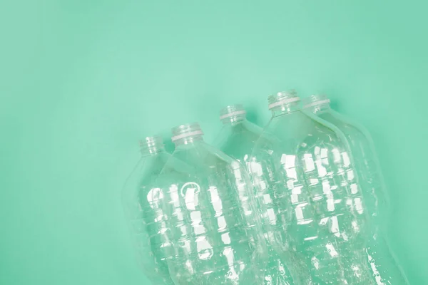 Top View Gebruikte Plastic Flessen Liggen Chaotisch Groene Achtergrond Voor — Stockfoto
