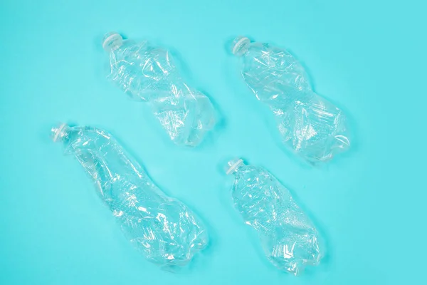 Många Använde Plastflaskor Blå Bakgrund Ovanifrån Återvinningsproblem — Stockfoto
