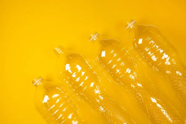 Botellas Plástico Sobre Fondo Amarillo Problema Ecológico — Foto de Stock
