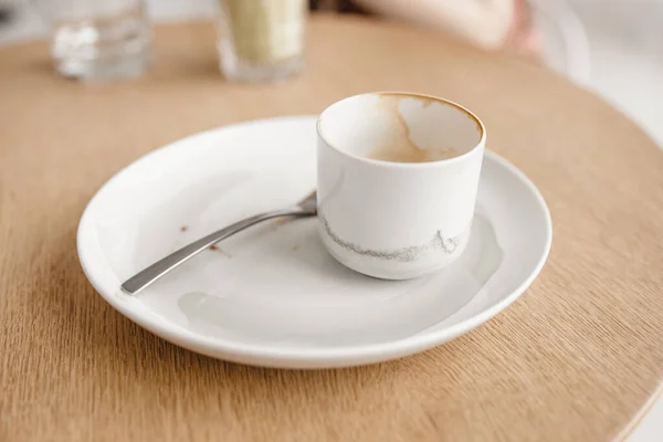 Gebrauchte Leere Tasse Kaffee Mit Einem Weißen Schmutzigen Teller Und — Stockfoto