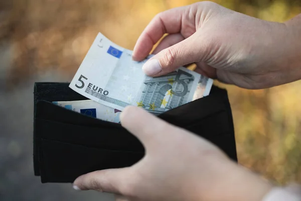 Una Donna Irriconoscibile Estrae Banconote Euro Portafoglio Pelle Rossa Strada — Foto Stock