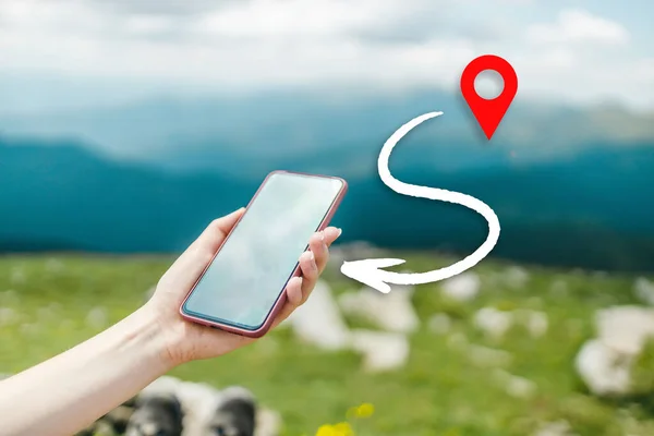 Kobieta Ręka Pomocą Smartfona Nawigatorem Lokalizacja Punkt Szczycie Góry Tła — Zdjęcie stockowe