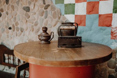 Ahşap masa arkasını ütülemek için eski paslı elektrikli ütüyü kapat. Ev işleri.