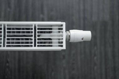 Termostat radyatör vanası ayarlanıyor.