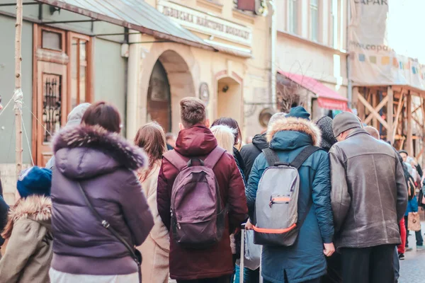 人々の匿名の群衆は 街の通りを歩いて 大流行の間に店 モールで並んで立っている 観光客はヨーロッパへ旅行する バックビュー — ストック写真