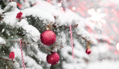 Güzel bir Noel ağacı, pembe Noel topları, şeker kamışı, kar, ışıklar sallanıyor, ve kar yağıyor, Noel atmosferi.