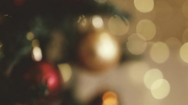Mutlu Noeller ve mutlu yıllar. Yılbaşı arkaplanında topları ve şenlikli ışıltılı ışıkları olan noel ağacının dalını kapat, boşluğu kopyala.