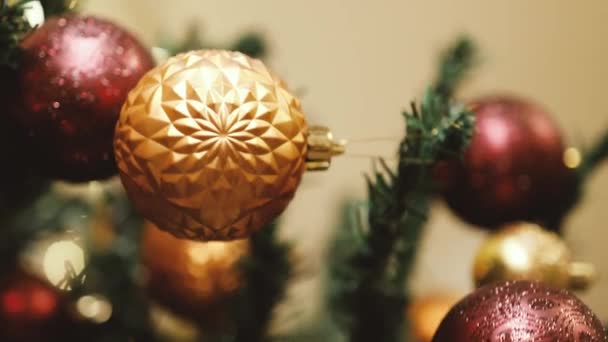 キラキラオーバーレイ、コピースペースでぼやけてクリスマスツリー上の赤いボールのおもちゃの装飾を閉じます。メリークリスマスとハッピーホリデー — ストック動画