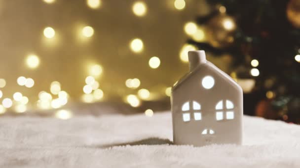 Ευτυχισμένο το νέο έτος 2022 θέμα με μικρό μοντέλο παιχνίδι διακόσμηση σπίτι σε όμορφα φώτα φόντο. Χριστουγεννιάτικο δέντρο. Επιλεκτική εστίαση — Αρχείο Βίντεο