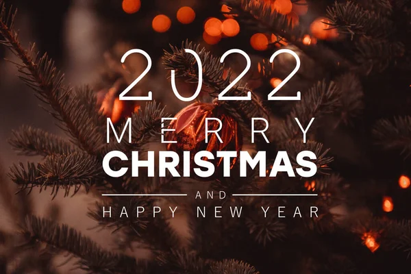 2022年圣诞节和新年网页背景 圣诞球模板 冷杉树上的雪和灯 — 图库照片