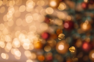 Odaklanmamış altın soyut noel arkaplanı. Doku Bokeh. 2022 Mutlu Noeller ve mutlu yıllar.