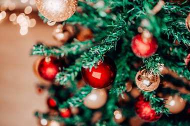 Kırmızı Noel topları Noel ağacını süslüyor, Bokeh çelenkleri. Seçici odak.