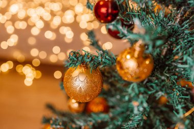 Tatil sezonu için şenlik kompozisyonu. Mutlu Noeller ve mutlu yeni yıl ışıkları afişi Noel ağacı üzerinde xmas unsuru süslemesi ve bulanık arka plan