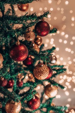 Kış tatili ya da süslü Noel ağacı olan Noel arkaplanı. Altın soyut bokeh arkaplanı