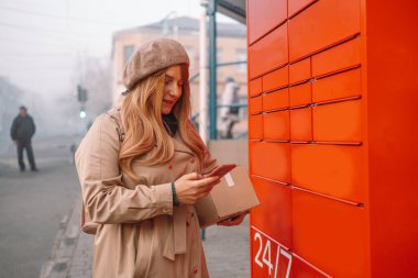 Kadın otomatik otomatik otomatik otomatik servis terminalinden postaları alıyor. Posta gönderme kavramı