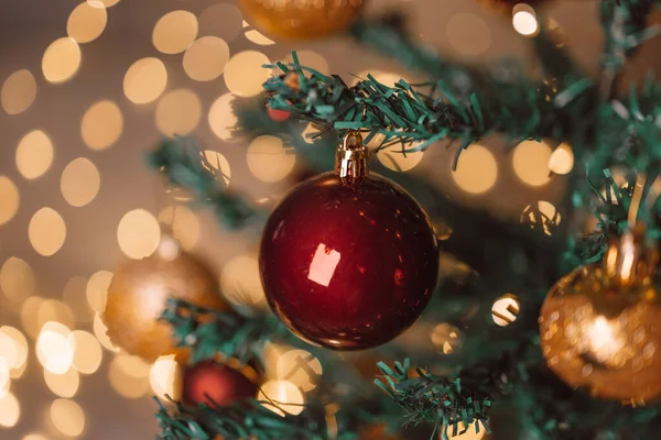Mutlu Noeller Noel Ağacında Kırmızı Toplar Parlak Parlak Parlak Altın — Stok fotoğraf
