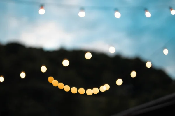 Lampadine Ghirlanda Retrò Appeso Nel Ristorante Caffè Giardino Sera Cielo — Foto Stock