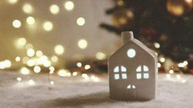 Yeni yıl temalı mutlu yıllar. Arka planda küçük oyuncak model ev dekorasyonuyla. Seçici odaklanma, Noel ağacı