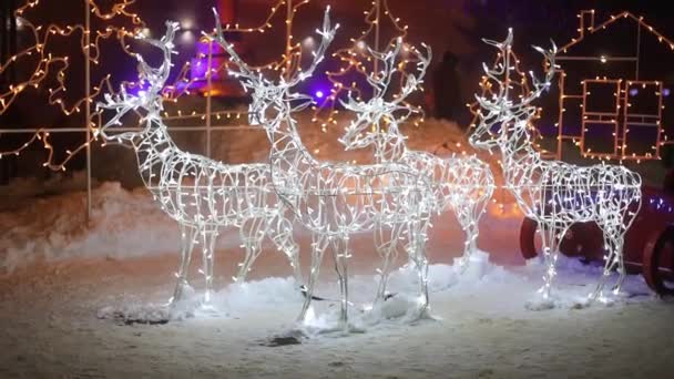 Christmas deer. Street decoration with evening light illumination of the city. Merry Christmas and Happy New Year. — Video Stock