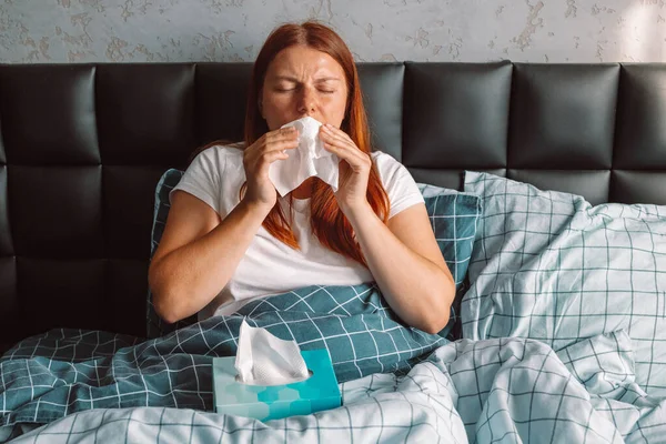 Enferma mujer estresada con pañuelo secreción nasal infección por resfriado —  Fotos de Stock