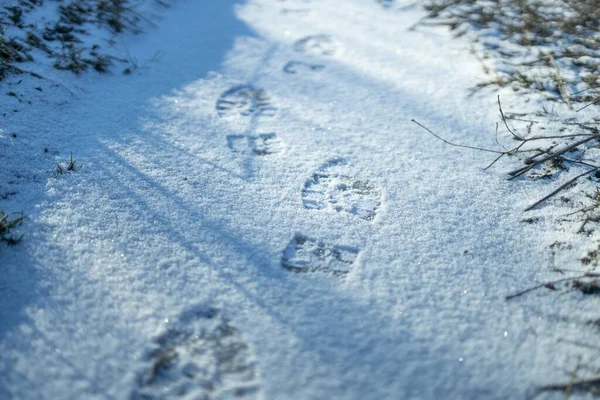 Fußabdruck im Neuschnee. Textur der Schneeoberfläche. Magische Winterzeit. — Stockfoto