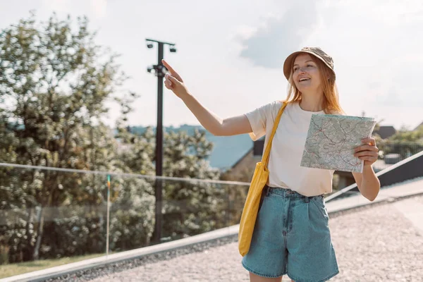 Ευτυχισμένη γυναίκα στο καπέλο με χάρτη στο αστικό πάρκο της πόλης, την ελευθερία και τον ενεργό τρόπο ζωής — Φωτογραφία Αρχείου