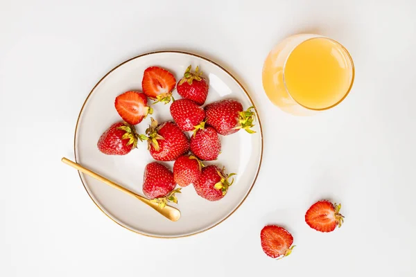 흰 탁자 위의 접시에 신선 한 딸기, 복사 공간, 맨 위 뷰 — 스톡 사진