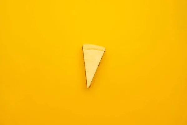 Pedazo de sabroso pastel de queso crema sobre fondo amarillo —  Fotos de Stock