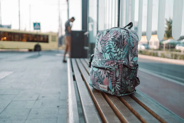 Close Up shot of a trip hiking bag on bench at bus stop — Stockfoto