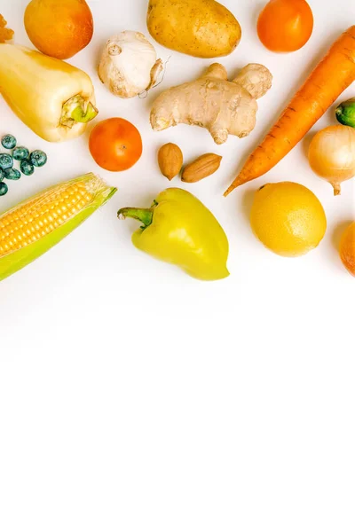 Vários vegetais frescos saudáveis, frutas e nozes em um fundo branco. Legumes, comida orgânica vegan saudável — Fotografia de Stock