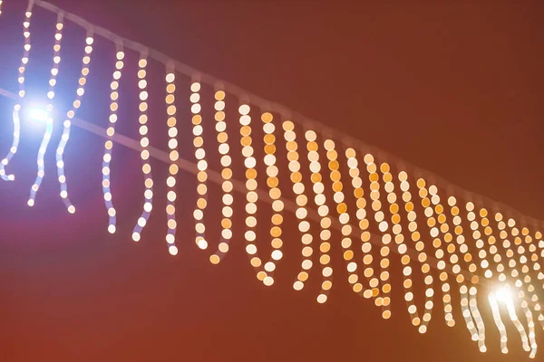 Luzes de Natal coloridas fundo de férias, lâmpada brilhante com brilho sobreposição — Fotografia de Stock