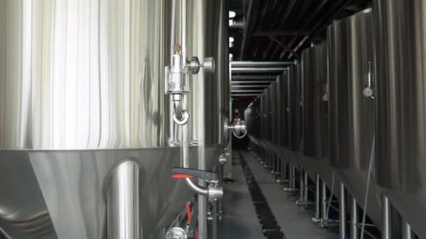 Ligne de production de bière artisanale dans une microbrasserie privée. Usine de bière moderne avec bouilloires, tubes et réservoirs en acier inoxydable — Video