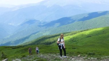 Sırt çantalı gezgin kız. Dağlarda yürüyüş. Seyahat, yürüyüş, doğa kavramı.