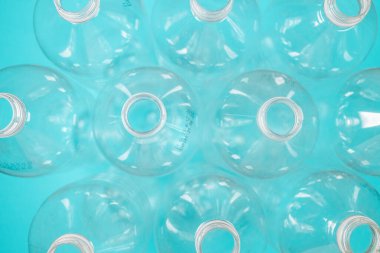 Geri dönüşüm için yeşil arka planda boş plastik şişeler. Üst Manzara. Uzayı kopyala Plastik atık arkaplanı.