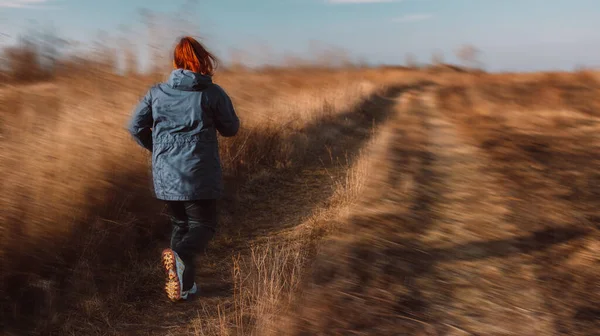 Corredor mulher caucasiana correndo no parque de outono. Conceito de estilo de vida saudável. Desportos activos — Fotografia de Stock
