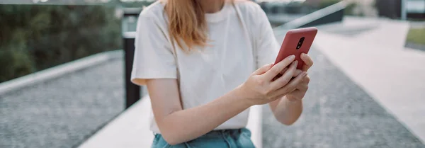 Woman hand holding watching video on mobile phone, enjoying summer holidays — Stok Foto
