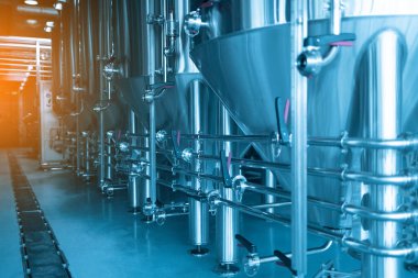 Krom silindirik metal bira tanklarıyla modern el sanatları bira fabrikasının sanayisi. Özel bira fabrikası.