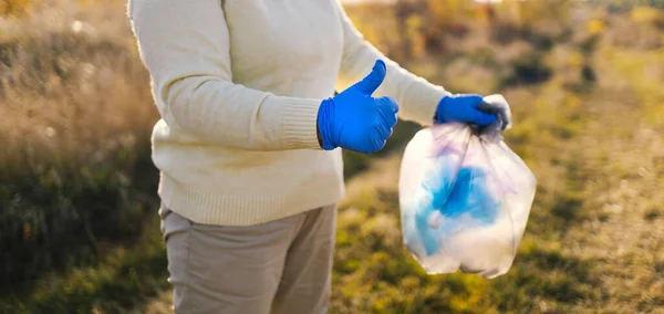 Cleanup Volunteer Picking Trash Outdoor Collecting Trash Forest Environmental Protection — Fotografia de Stock