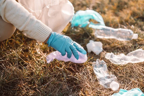 Environment Plastic Pollution Cleanup Volunteer Hand Blue Protective Glove Picking — Fotografia de Stock
