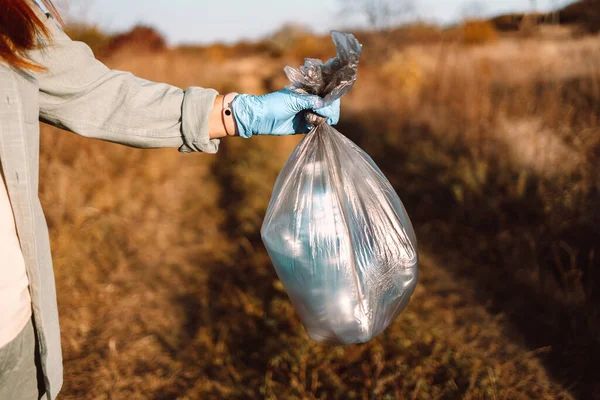 День Земли Чистота Природы Активистка Волонтёр Резиновых Перчатках Кладёт Пластиковый — стоковое фото