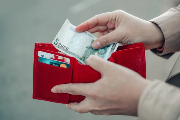 Неузнаваемая Женщина Достает Банкноту Евро Красного Кожаного Бумажника Улице Платежи — стоковое фото
