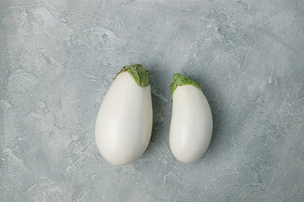 Deux Légumes Aubergine Frais Sur Fond Blanc Alimentation Saine Végétarienne — Photo